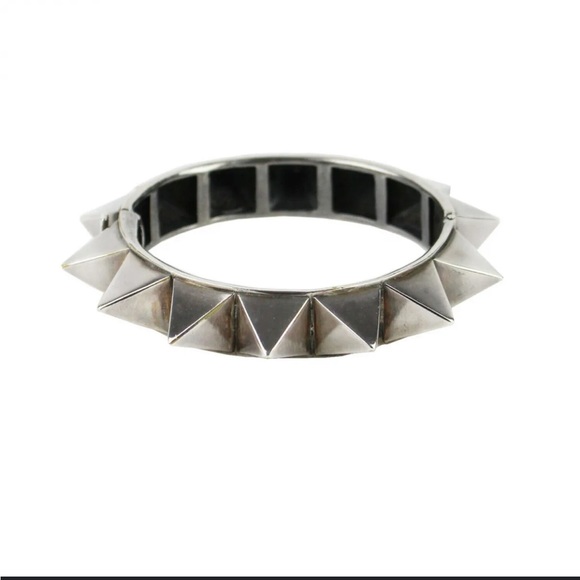 Tom Binns pyramid spike cuff in a gunmetal tone authentic bracelet so beautiful - Picture 2 of 8